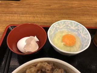 牛丼屋の生卵3