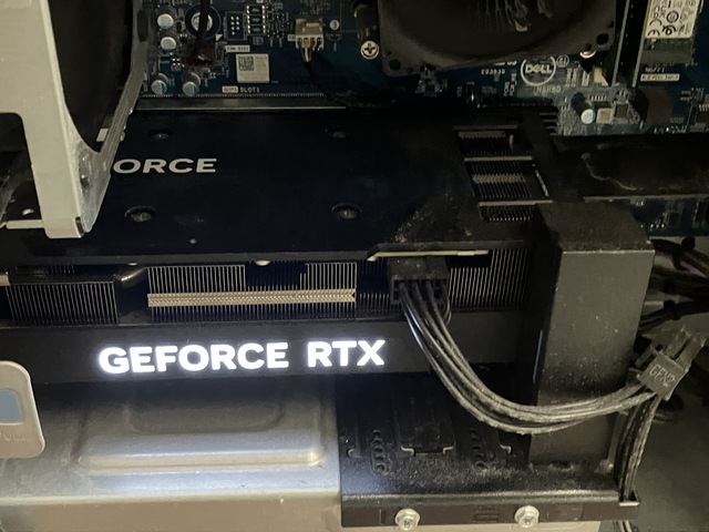 光り輝く GEFORCE RTXの文字！